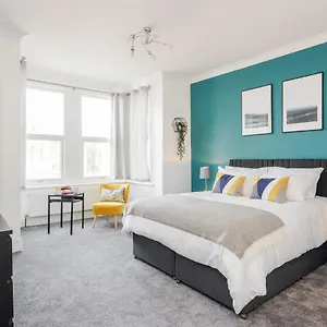 Apartment Business & Leisure 2 Bedroom & Parking By Damask Homes, Ilford